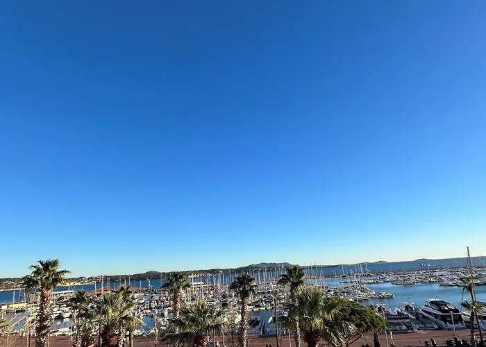 Sur Le Port Vue *